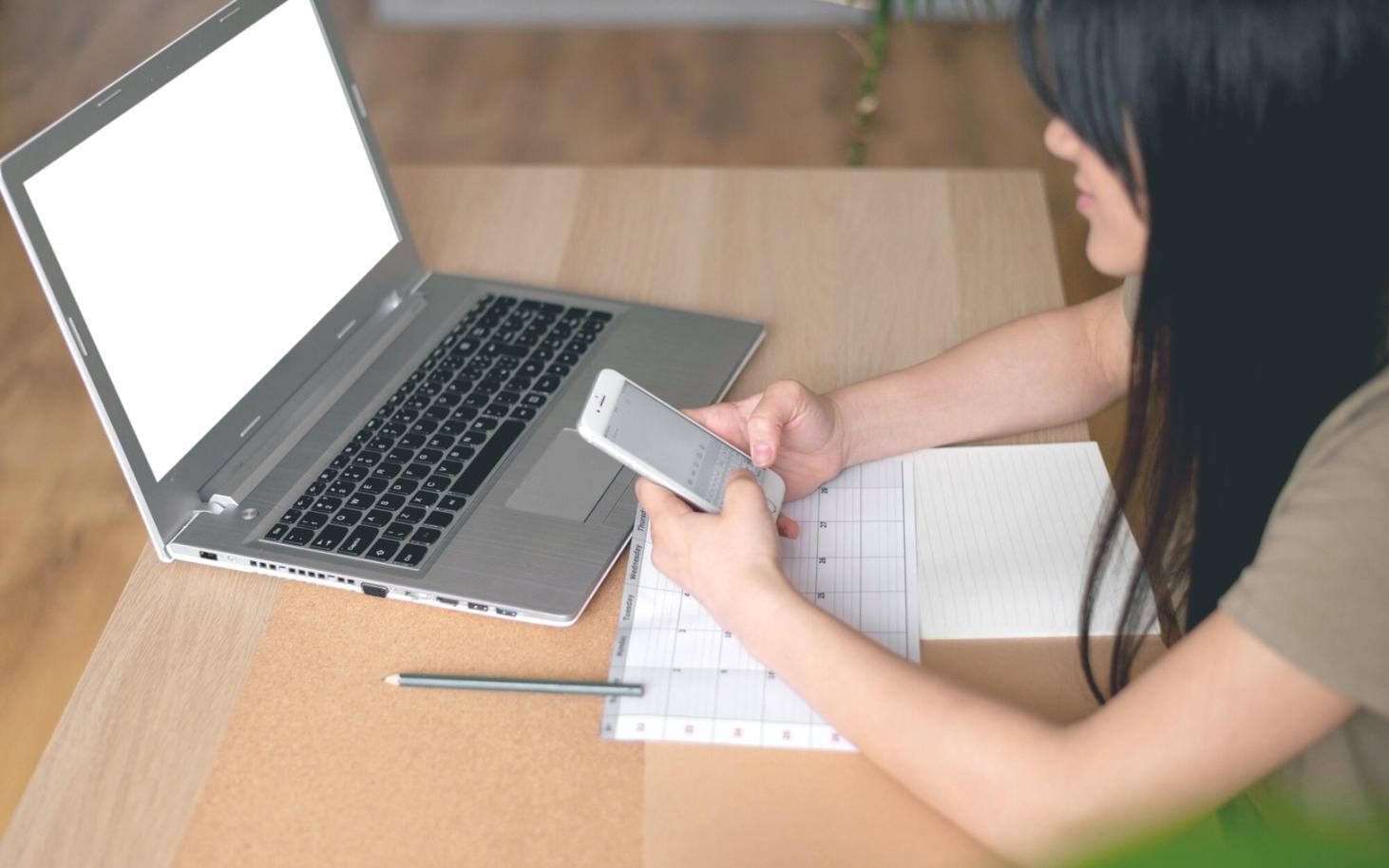 Arbeitsbereich mit Finanzunterlagen und Notizen