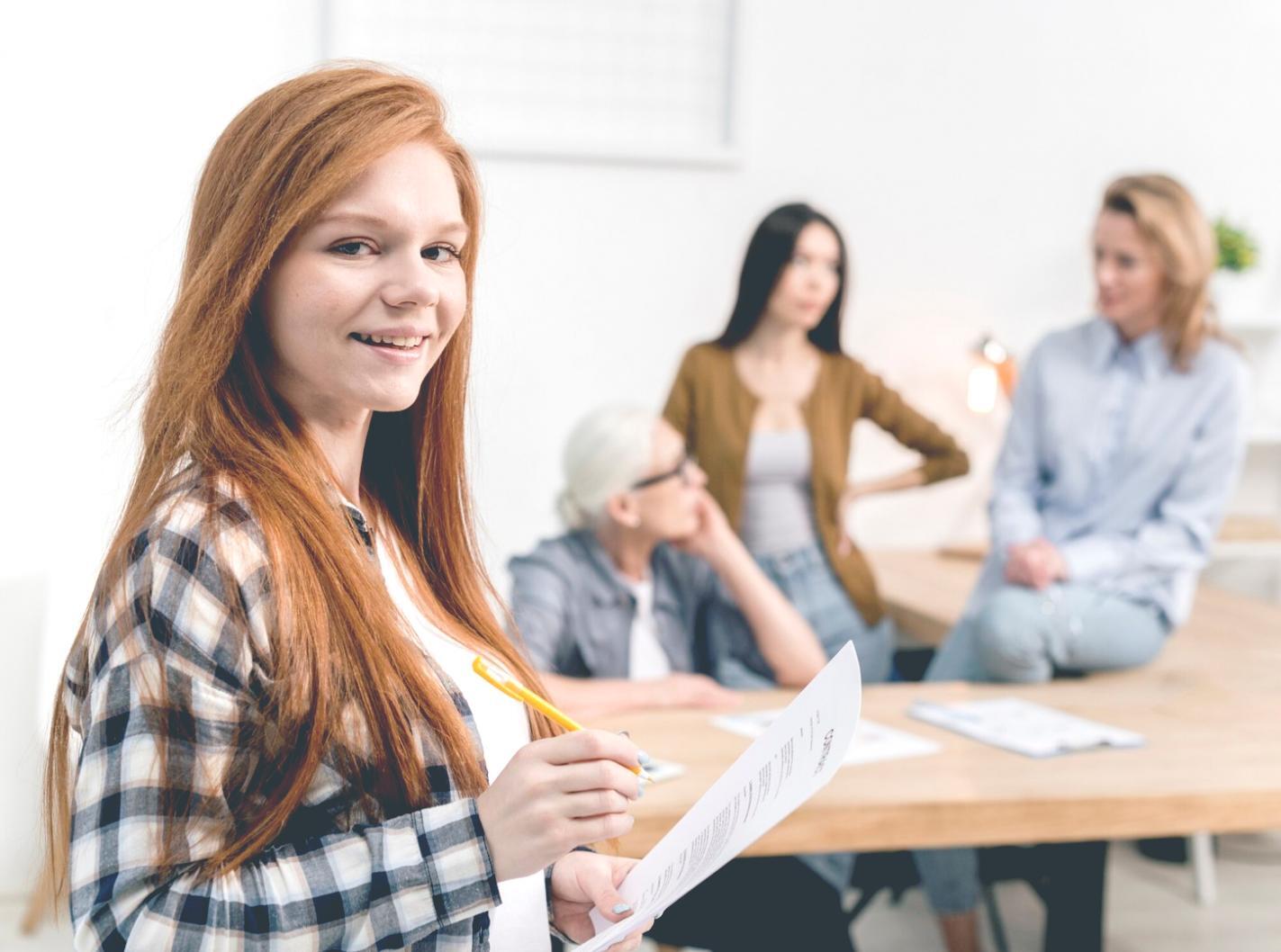Menschen lernen gemeinsam Finanzplanung und gesunde Geldgewohnheiten